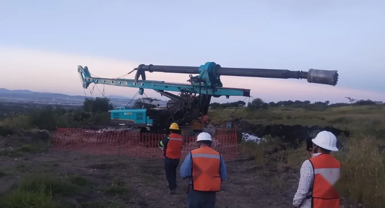 Perforadora Sunward SA 20/70 en frente de cimentación