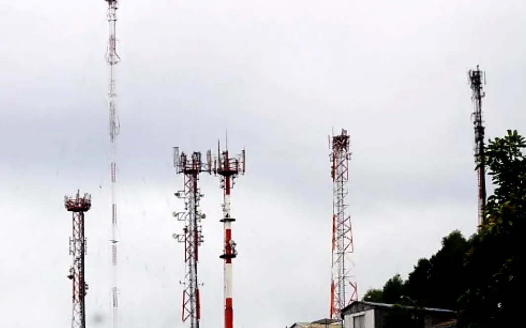 Torres de repetición y antenas agrupadas en un cerro